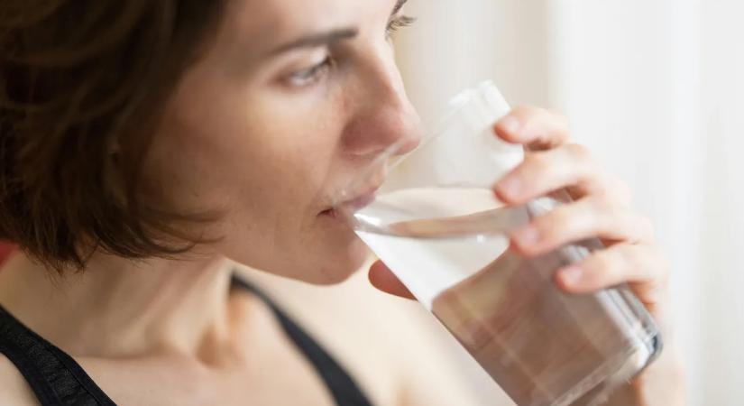 Kiderült, mennyi az ideális napi vízfogyasztás – megdőlt a 2 literes szabály