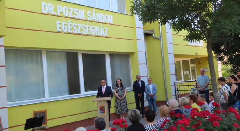 Így tisztelegnek Szegváron a szeretett háziorvos emléke előtt
