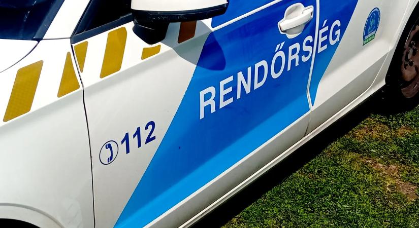 Rabszállítónak ütközött egy kísérőautó Kiskunhalason
