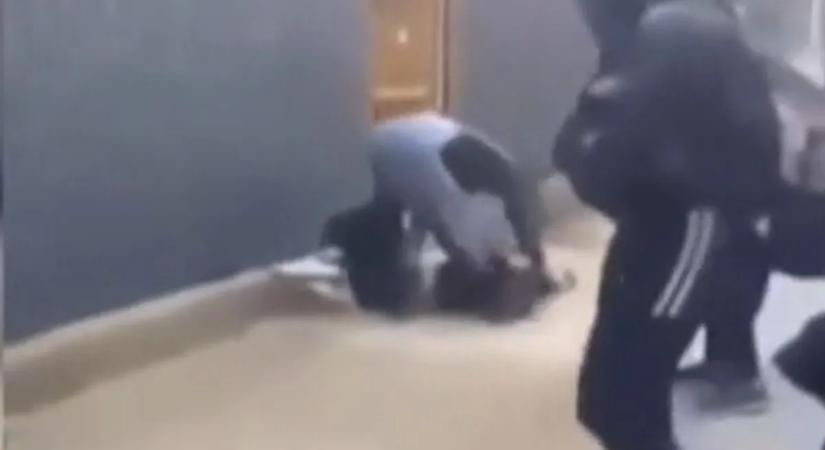 Ordítva rángatott egy 11 éves kisfiút az iskola előtt egy feldühödött apa – videó