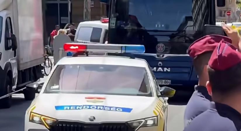 Így gurult be a hatalmas busz a BL-döntősökkel Budapestre
