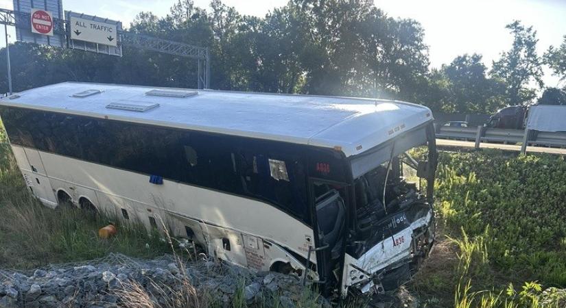 Busz sodort le autókat egy amerikai sztrádáról, öten meghaltak, sokan megsérültek (videó)