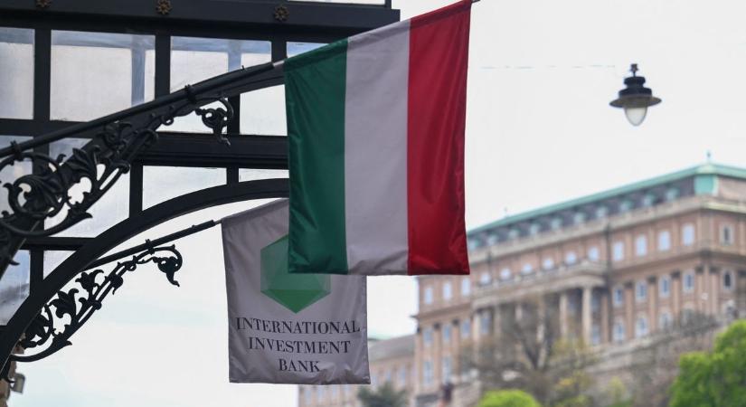 Magyar zászlót égettek a ballagó diákok Szabadka központjában
