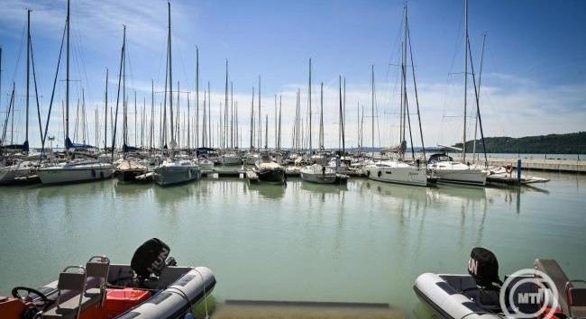 Elkezdődik a strandszezon Balatonfüreden, hétfőtől új strand is nyílik