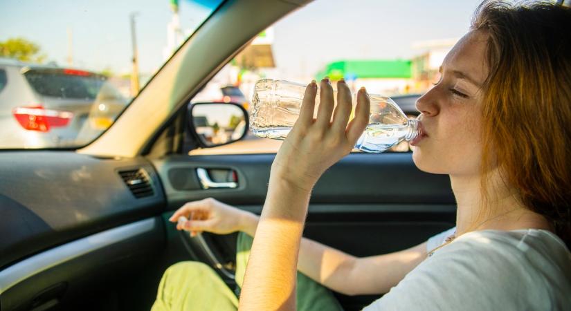 A tűző napon az autóban hagyta a vizet? Ezt mindenképp tudnia kell, mielőtt beleiszik