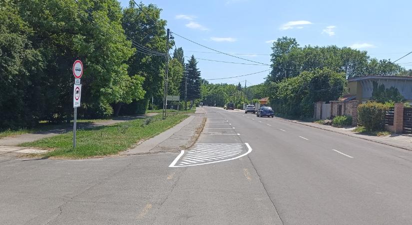 Parkolóhelyeket festettek az országos bicikliút sávjára, vita indult Szentendrén