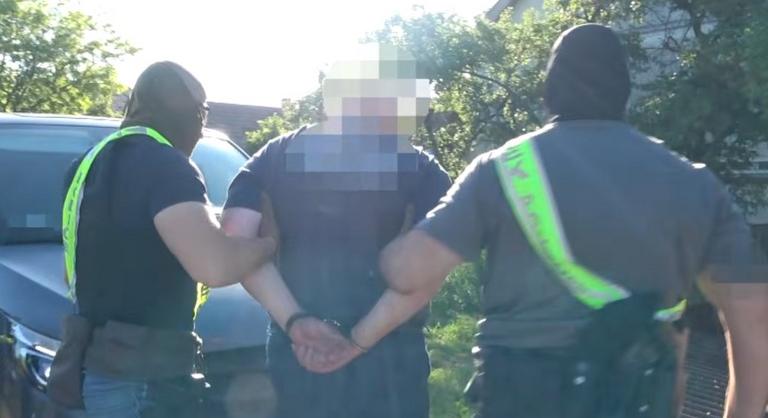 Letartóztatták a volt nevelőt, aki kegyetlenül bántalmazta a gyerekeket egy csanádpalotai lakásotthonban