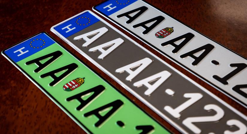 Rengeteg autósnak kell most rendszámot cserélnie