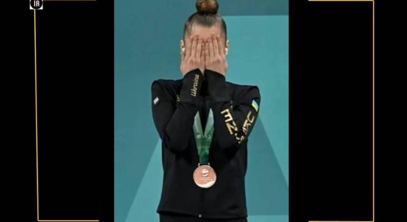 Befogott füllel és szemmel ‘vészelte át’ az ukrán sportoló az orosz himnuszt