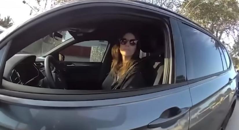 Mobilozásért állította meg a nőt a rendőr: Amikor felemelte a kezét, kínossá vált a helyzet