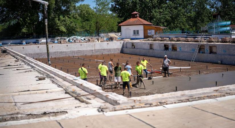 Zajlik a medencefelújítás a város strandján