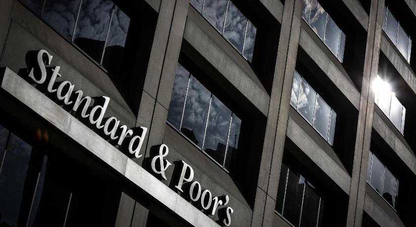 Nem minősítette le Magyarországot az S&P, de maradt a negatív kilátás