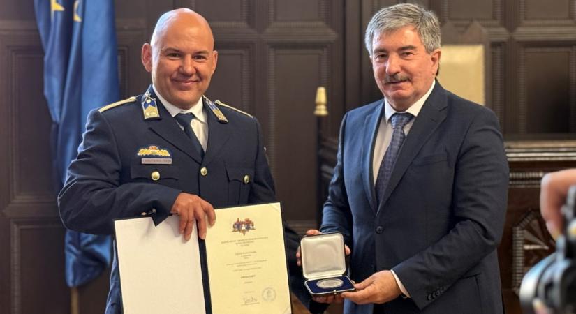 Emlékérmet vehetett át a megyei közgyűlésen László Kókai Csaba debreceni rendőr alezredes