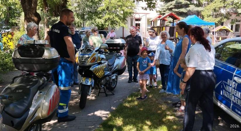 Rolleres kalandok és szirénázó autók az oviban