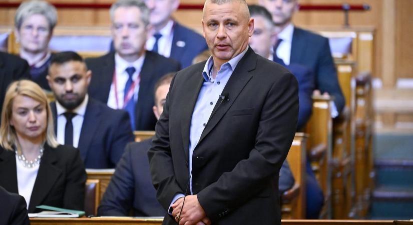 Ruszin-Szendi magához vonta a honvédelmi tárcához tartozó cégek irányítási jogát