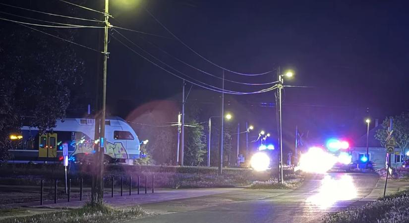 Tragédia Sülysápon: vonat tarolt le egy kocsit, hárman meghaltak