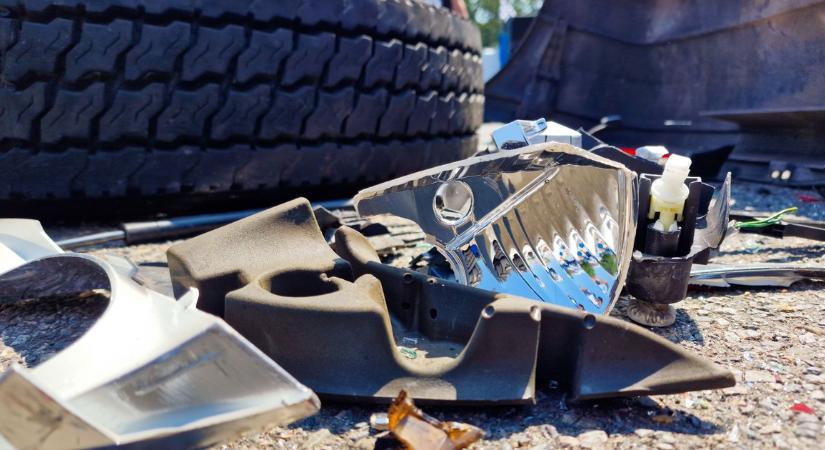 25 emberrel fának hajtott és az árokba borult egy busz a 6-os főúton