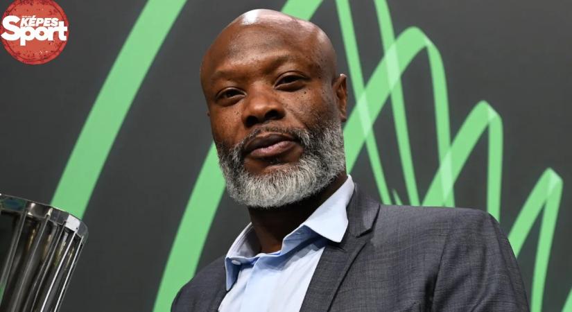 William Gallas korábbi klubjának szorít a lelátón
