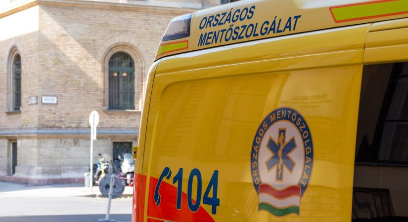 Pillanatok alatt történt a baj: 25 utassal fának rohant és árokba zuhant egy busz