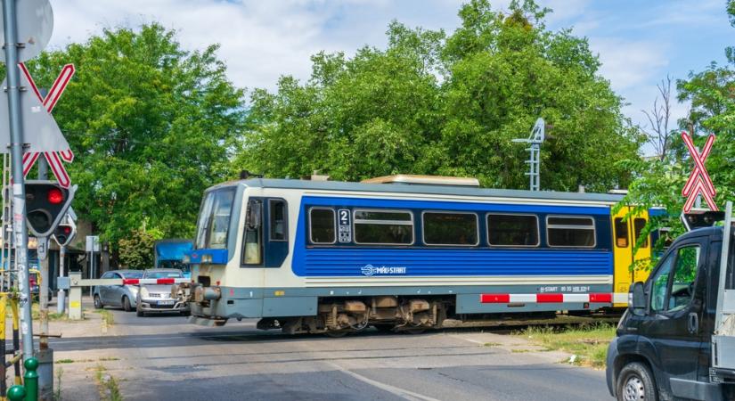 Megrázó tragédia Sülysápon: vonat elé hajtott egy autó, hárman meghaltak