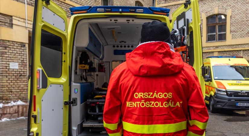 Fának hajtott egy fiatal sportolókkal teli autóbusz Pécs mellett, a sofőr meghalt, sok a sérült