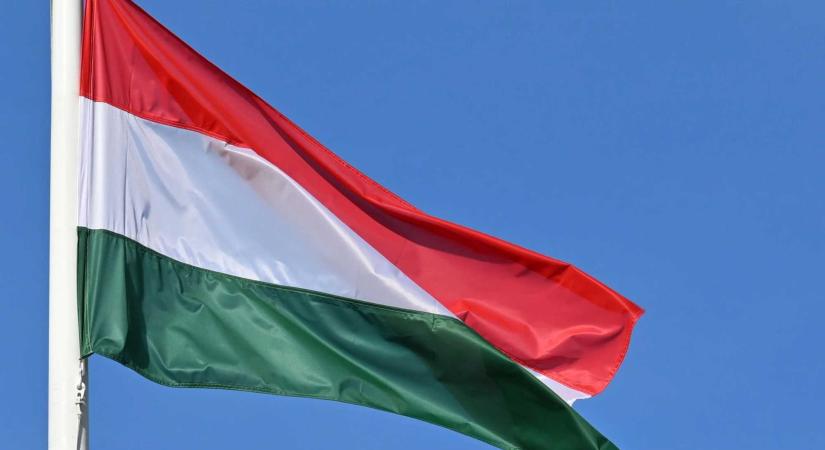 Erőszakkal elvették egy diáktól, majd meggyújtották a magyar zászlót Szabadka központjában