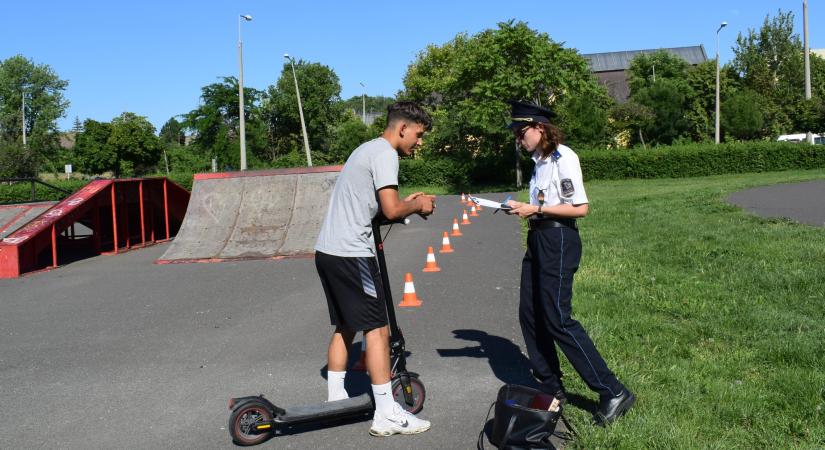 Diáknapon pattantak e-rollerre a Corvin tanulói