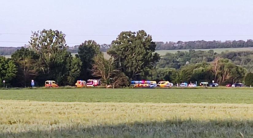 Halálos buszbaleset: gyermekeket szállító busz karambolozott, rengeteg a sérült