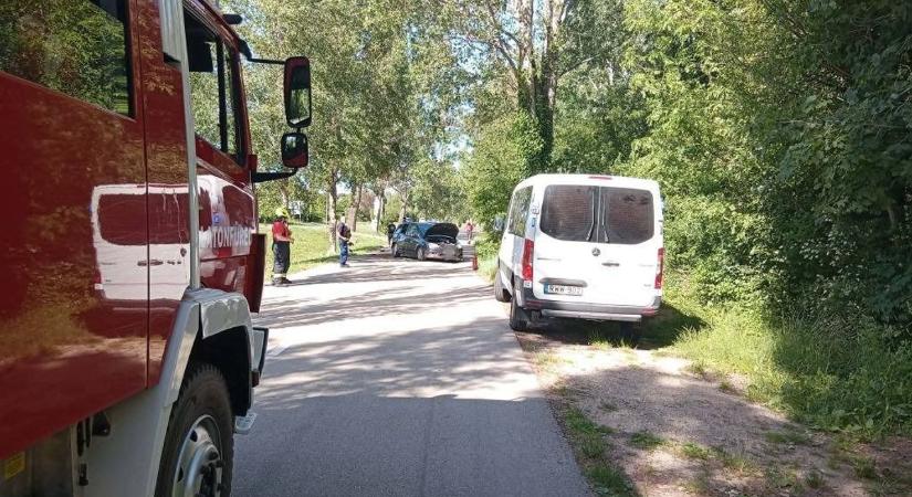 Lesodródott a 71-esről egy autó, mentő vitte el a sofőrt helyszíni fotók