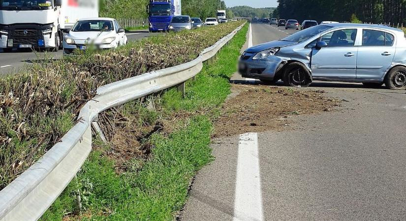 Szalagkorlátnak csapódott egy gépkocsi a 47-es főúton, félpályás korlátozás van érvényben