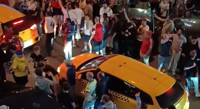 Terjednek a videók: így foglalták el az éjjel az Arsenal és PSG szurkolói Budapestet