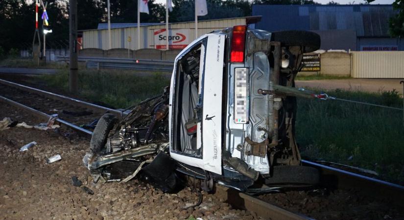 Tragédia Sülysápon: autó hajtott vonat elé, hárman életüket vesztették