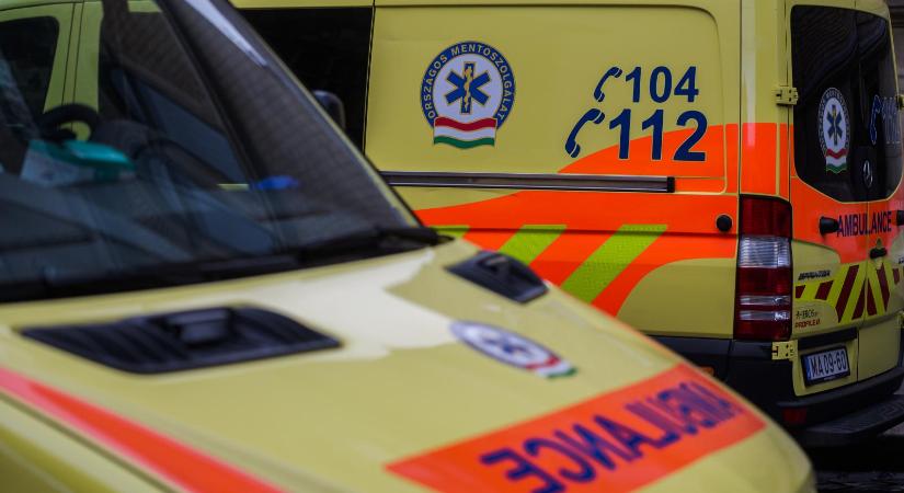 Fának hajtott egy busz a 6-os főúton, egy ember meghalt, 23-an megsérültek