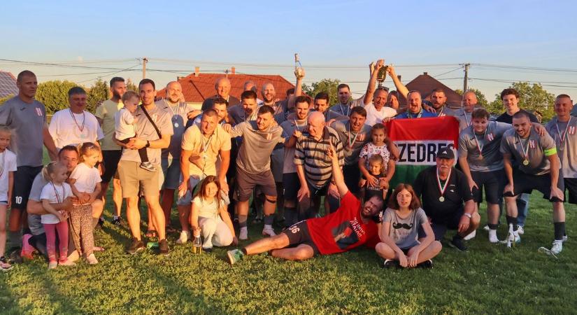 Folyt a pezsgő és a sör: Szedresben így ünnepeltek a bajnoki cím után (galéria)