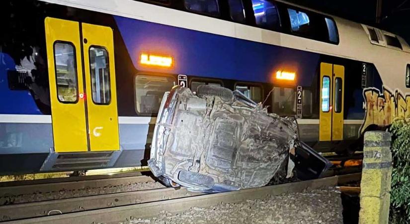 Vonattal ütközött egy autó Sülysápon, hárman szörnyethaltak