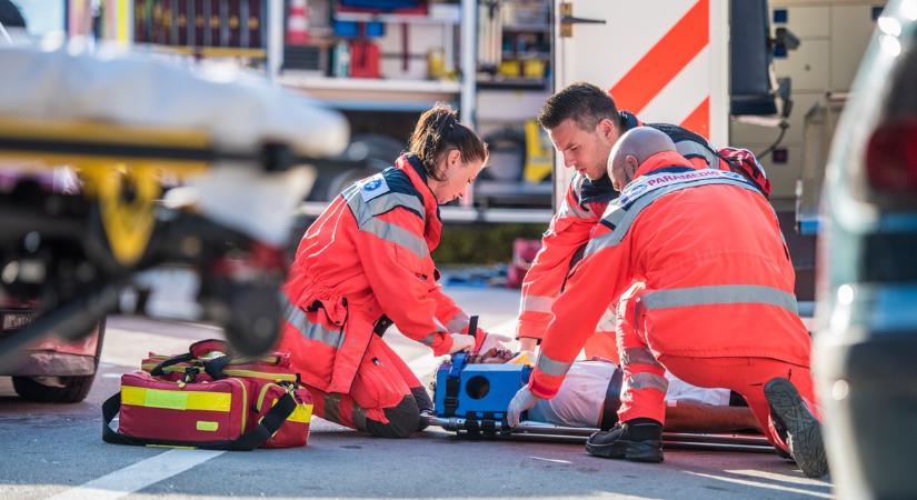 Halálos buszbaleset történt Pécsnél: árokba hajtott és fának csapódott egy gyerekekkel teli autóbusz