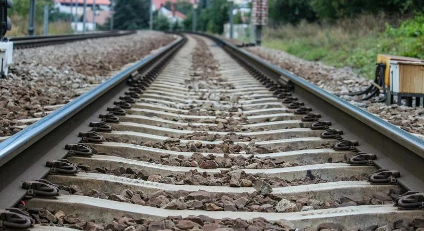 Most jött: vonatbaleset történt Budapesten, teherautóval ütközött a szerelvény
