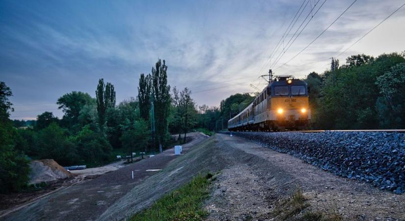 Másfél év után újraindult a vasúti forgalom Veszprém és Ajka között
