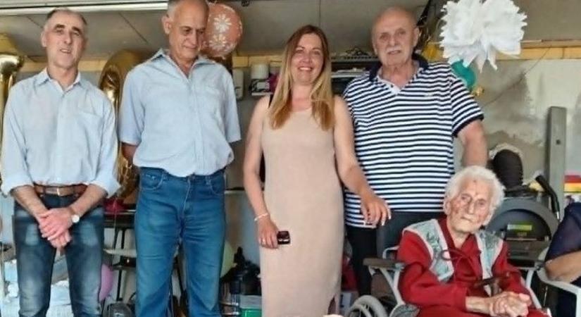 100 szál rózsával köszöntötték a 100 éves Eszti nénit Szajlán