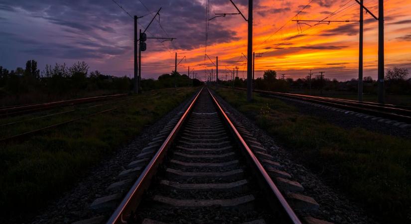 Kiestek az autóból, akkora volt a becsapódás – három ember halt meg a szolnoki vonalon