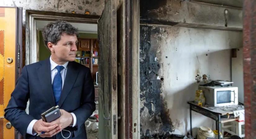 Kiégett falak, törmelék: a román elnök megnézte, mit hagyott maga után az orosz drón a galaci lakásban