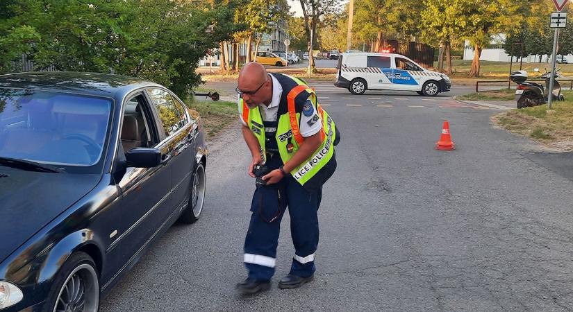 Borzalmas baleset Nyíregyházán! Kanyarodó BMW gázolt el egy rolleres férfit, akit azonnal kórházba szállítottak (fotók)