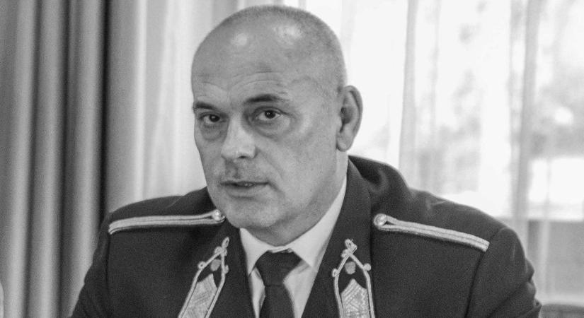 Díszsortűzzel búcsúztak kollégái a várpalotai rendőrkapitánytól videó