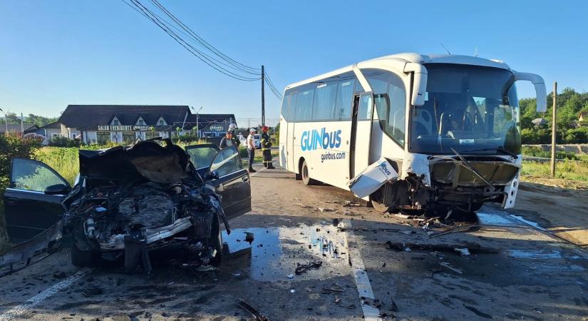 Súlyos baleset: munkásokat szállító autóbusszal ütközött egy személyautó