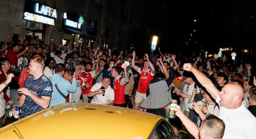 BL-döntő: videón, ahogy az Arsenal és a PSG szurkolói összecsaptak Budapest utcáin