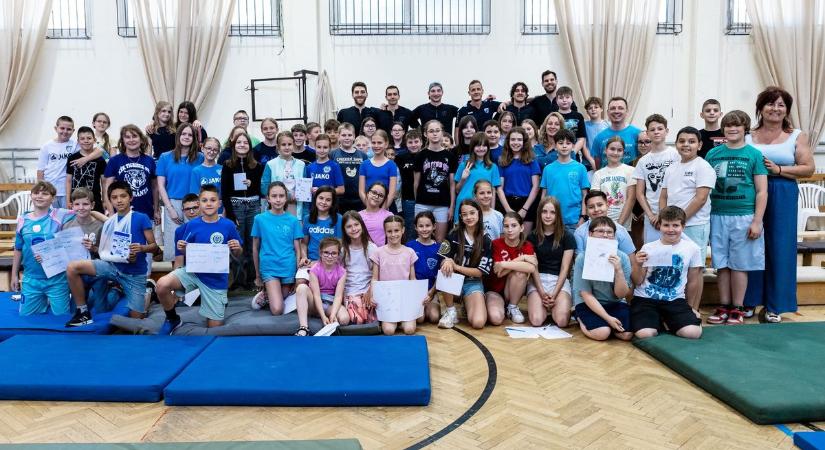 A Váci Mihály Iskolában töltődött a tatabányai kézilabdacsapat
