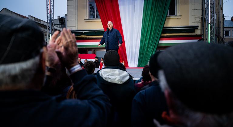 Megkezdődött a „fekete pufajkások” kihallgatása, akik Orbán Viktor országjárásán tűntek fel