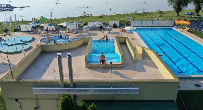 Balatonszemes elvesztette az élményfürdő idei szezonját – az utolsó pillanatban állt el az üzemeltető a folyamatos támadások miatt