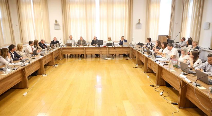 Intenzív vitához vezettek az önkormányzati cégek beszámolói a szekszárdi közgyűlést követően