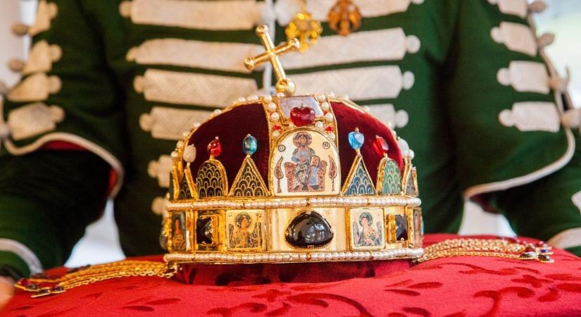 A Szent Korona másolata érkezik a várpalotai pálinkamustrára